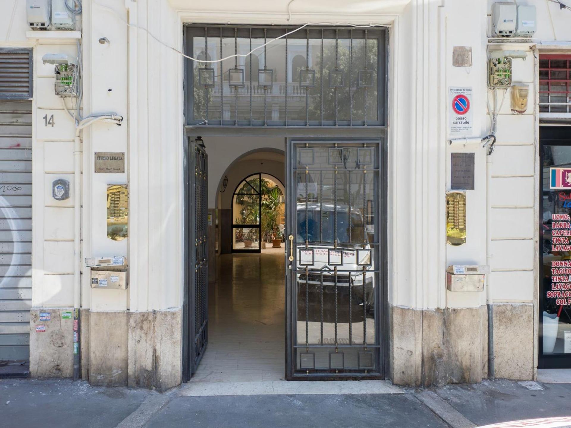 The Rent - Modern Two-bedroom In Esquilino Area Rome