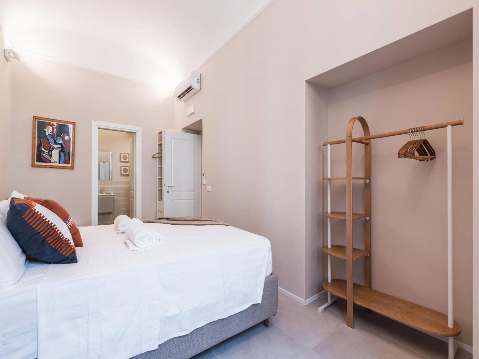 The Rent - Modern Two-bedroom In Esquilino Area Rome